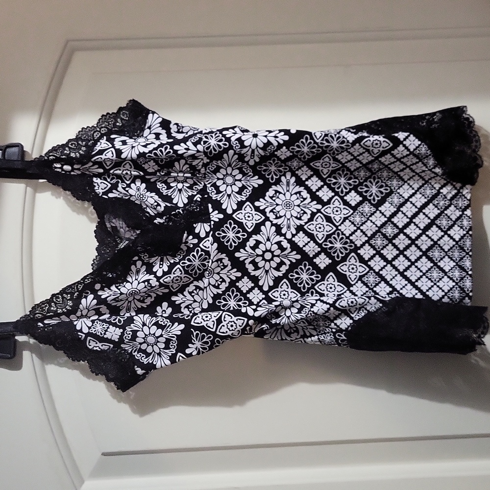 White House | Black Market Black/ White printed Camisole (M)